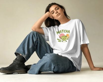Obrazek Koszulka Matcha – biała koszulka dla miłośniczki matchy z nadrukiem