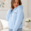Obrazek Personalizowana bluza jasnoniebieska dla Mamy z imionami dzieci – haft MAMA z sercem