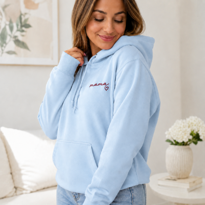 Obrazek Personalizowana bluza jasnoniebieska dla Mamy z imionami dzieci – haft MAMA z sercem
