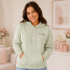Obrazek Personalizowana bluza pistacjowa dla Mamy z imionami dzieci – haft MAMA z sercem