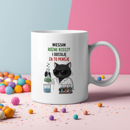 Obrazek Kubek 330 ml „Mieszam różne rzeczy i dostaję za to pensję”