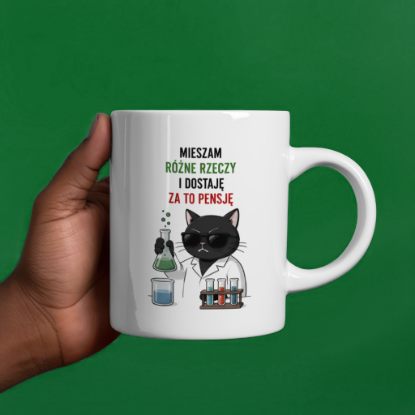 Obrazek Kubek 330 ml „Mieszam różne rzeczy i dostaję za to pensję”