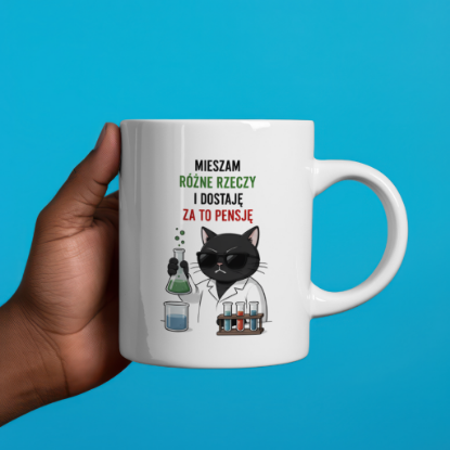 Obrazek Kubek 330 ml „Mieszam różne rzeczy i dostaję za to pensję”